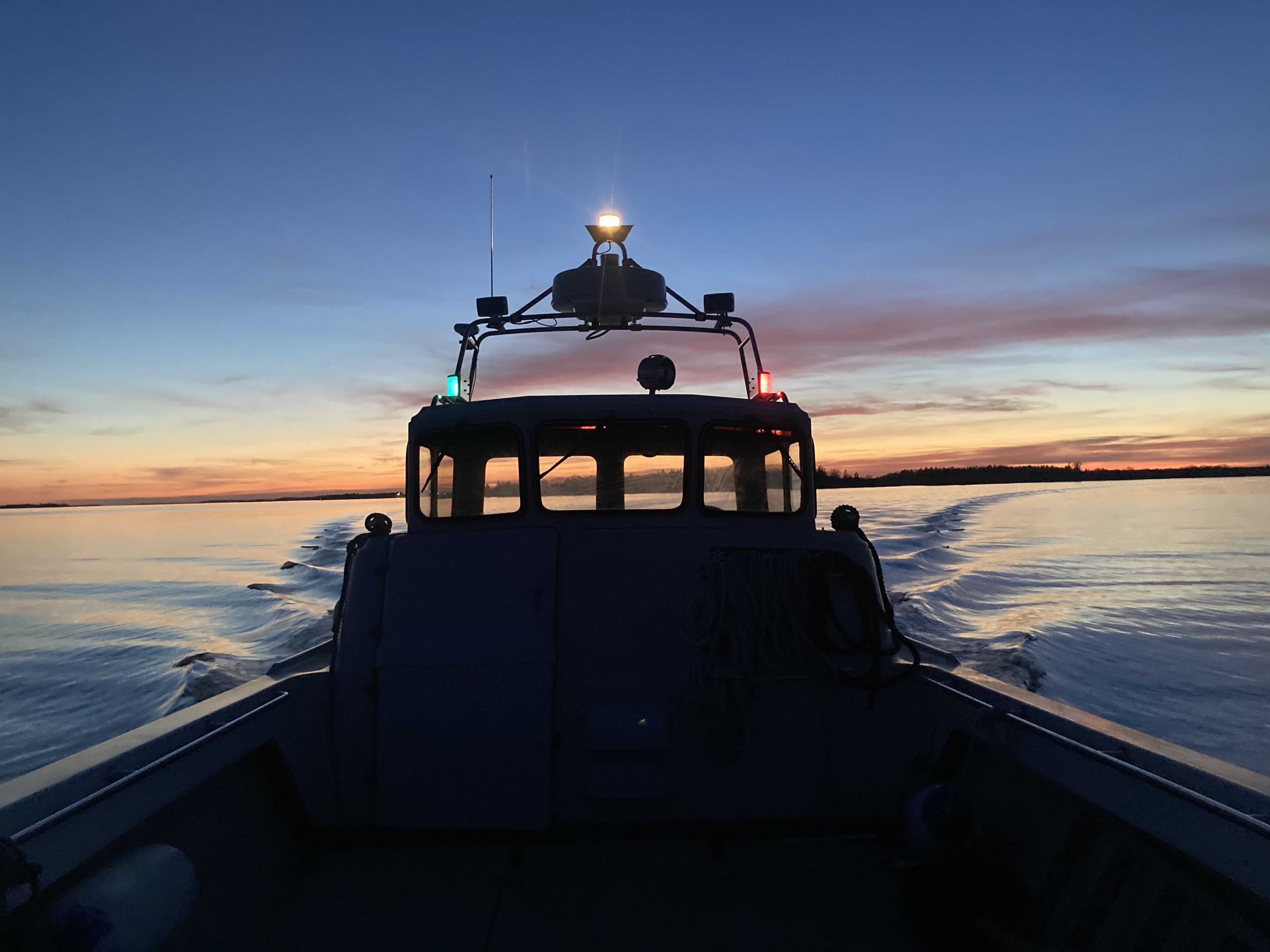 Vår arbetsbåt Tjärven stävar hem efter arbetsdag.